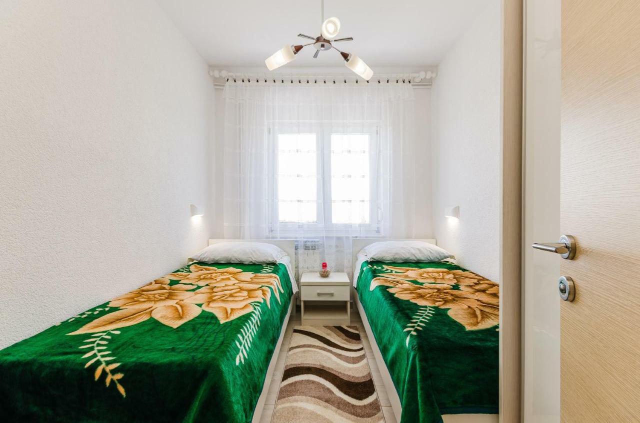 Apartment In Novi Vinodolski 15274 ポヴィレ エクステリア 写真